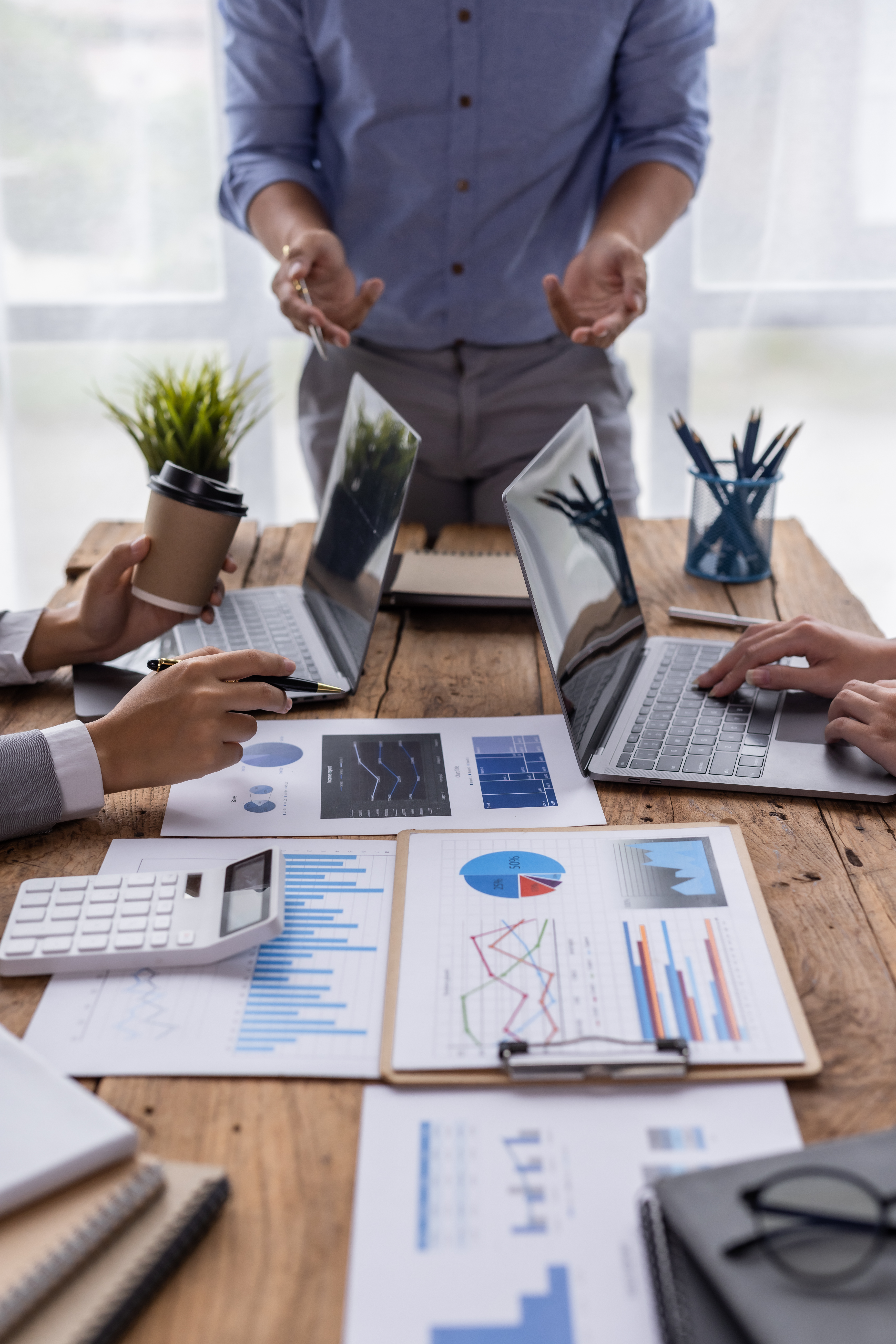 financial-analysts-analyze-business-financial-repo-2023-02-22-21-59-01-utc